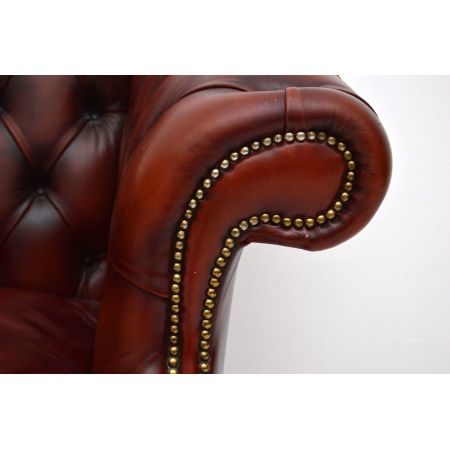 Antiker tief geknöpfter Ledersessel 