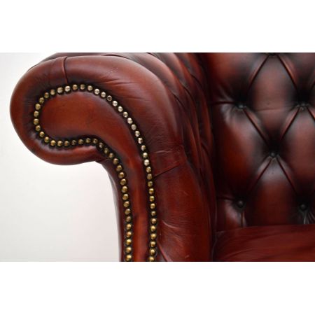 Antiker tief geknöpfter Ledersessel 