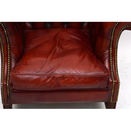 Antiker tief geknöpfter Ledersessel 