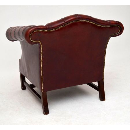 Antiker tief geknöpfter Ledersessel 