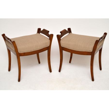 Ein Paar schwedische Biedermeier Satin Hocker aus Birke