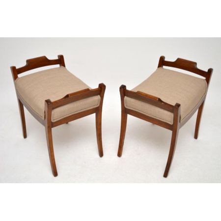 Ein Paar schwedische Biedermeier Satin Hocker aus Birke