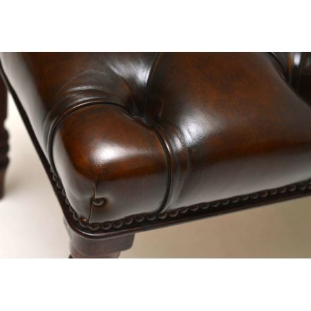 Tief geknöpfte Leder Hocker aus Mahagoni