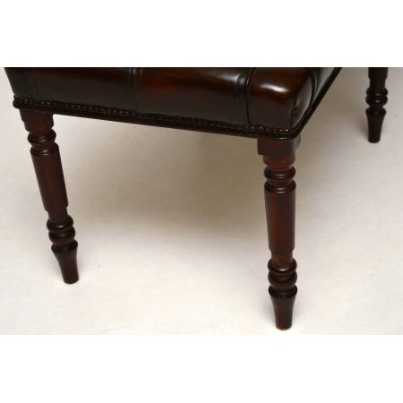 Tief geknöpfte Leder Hocker aus Mahagoni