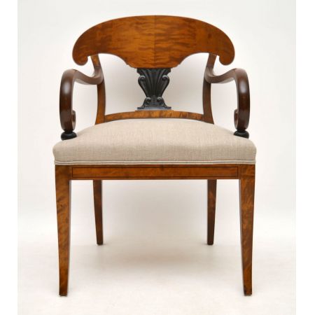 Ein Paar antiker schwedischer Biedermeier Satin Birkenholz Sessel