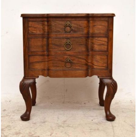 Ungewöhnliche Nussbaum Kommode im Quene Anne Stil 