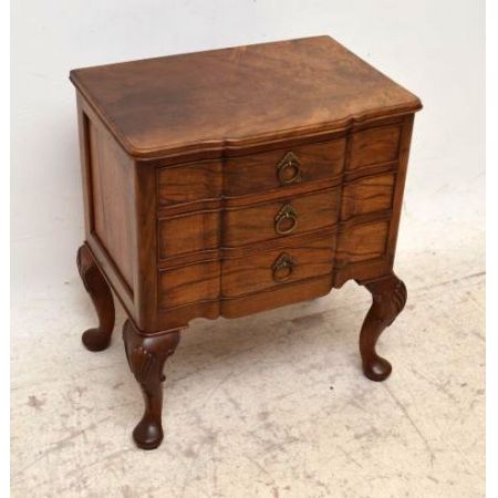 Ungewöhnliche Nussbaum Kommode im Quene Anne Stil 