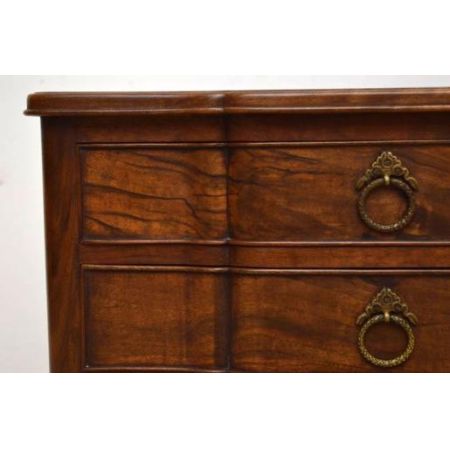 Ungewöhnliche Nussbaum Kommode im Quene Anne Stil 