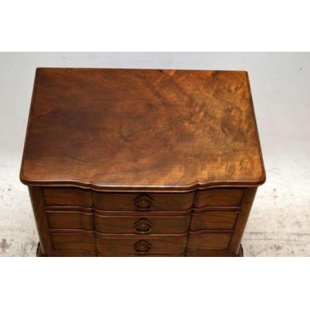 Ungewöhnliche Nussbaum Kommode im Quene Anne Stil 