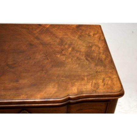 Ungewöhnliche Nussbaum Kommode im Quene Anne Stil 