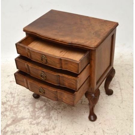 Ungewöhnliche Nussbaum Kommode im Quene Anne Stil 