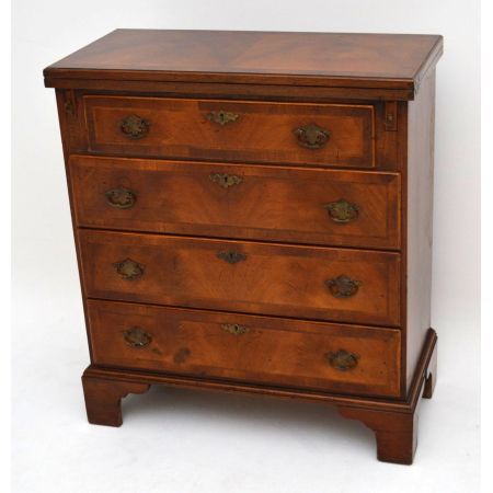 Nussbaum Kommode Bachelor antik