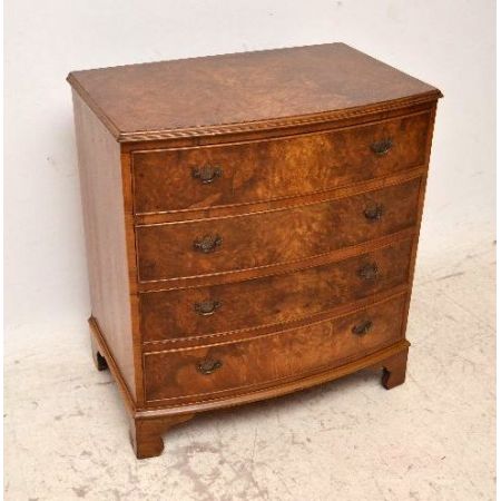 Kommode Nussbaum mit einer gebogenen Front schönen Beschlägen und Handpolitur 