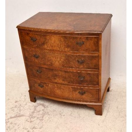 Kommode Nussbaum mit einer gebogenen Front schönen Beschlägen und Handpolitur 