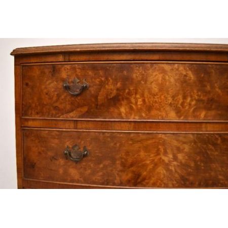 Kommode Nussbaum mit einer gebogenen Front schönen Beschlägen und Handpolitur 