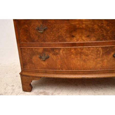 Kommode Nussbaum mit einer gebogenen Front schönen Beschlägen und Handpolitur 