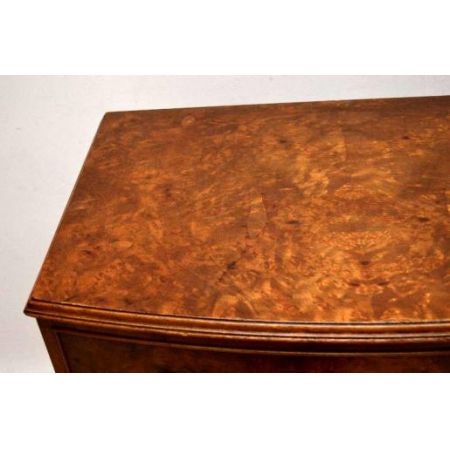 Kommode Nussbaum mit einer gebogenen Front schönen Beschlägen und Handpolitur 