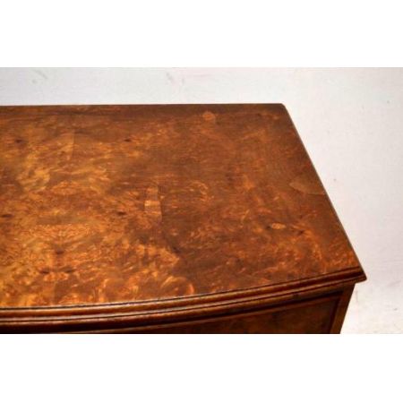 Kommode Nussbaum mit einer gebogenen Front schönen Beschlägen und Handpolitur 