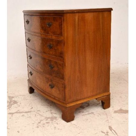 Kommode Nussbaum mit einer gebogenen Front schönen Beschlägen und Handpolitur 