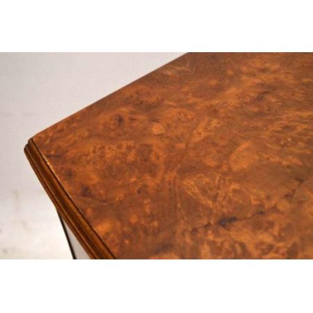 Kommode Nussbaum mit einer gebogenen Front schönen Beschlägen und Handpolitur 