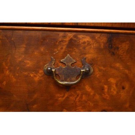 Kommode Nussbaum mit einer gebogenen Front schönen Beschlägen und Handpolitur 