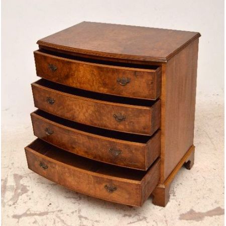 Kommode Nussbaum mit einer gebogenen Front schönen Beschlägen und Handpolitur 