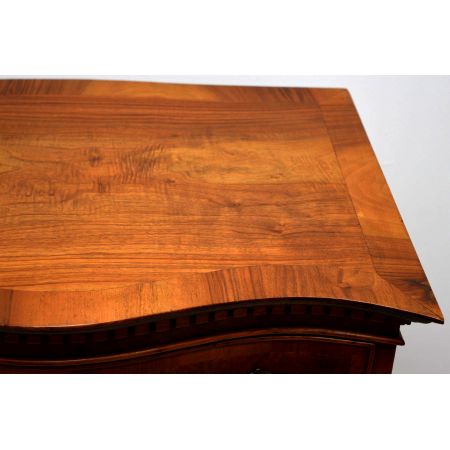 Beeindruckende antike Kommode aus Nussbaum