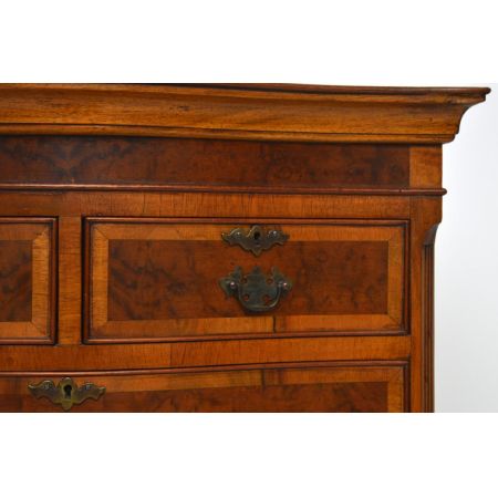 Große antike Burr Nussbaum Kommode