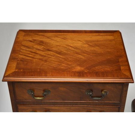 Ein Paar antike Nachttisch-Kommoden aus Mahagoni