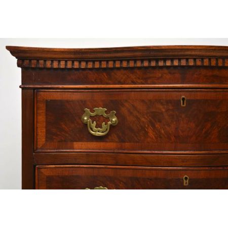 Antike Nussbaum serpentinenförmige Kommode-Tallboy