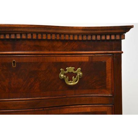 Antike Nussbaum serpentinenförmige Kommode-Tallboy