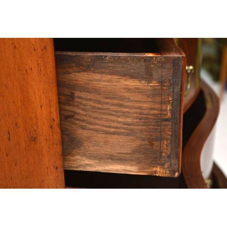 Antike Nussbaum serpentinenförmige Kommode-Tallboy