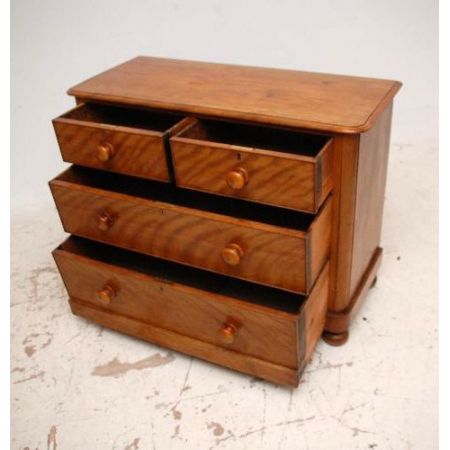  Victorianisches  Chest Kommode aus dem besonderem Satin Birch Holz 