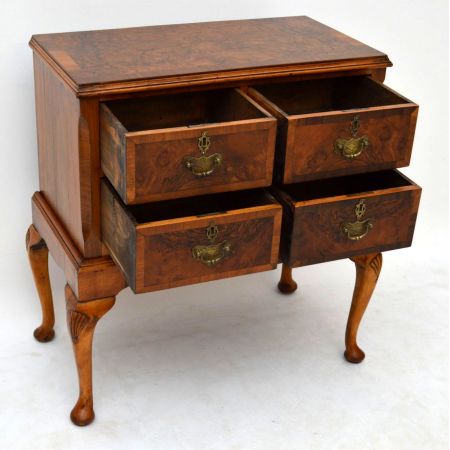 Kleine antike Nussbaum Kommode