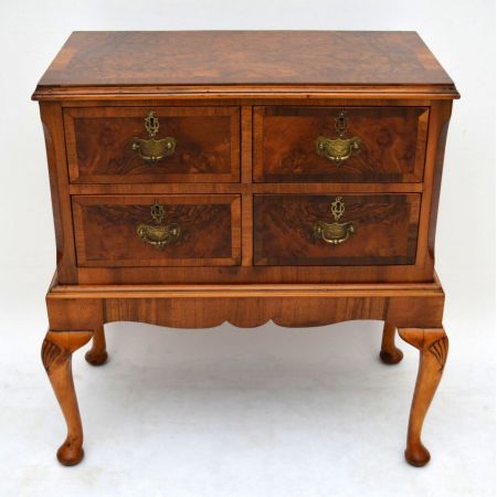 Kleine antike Nussbaum Kommode