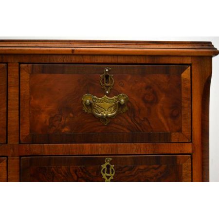 Kleine antike Nussbaum Kommode