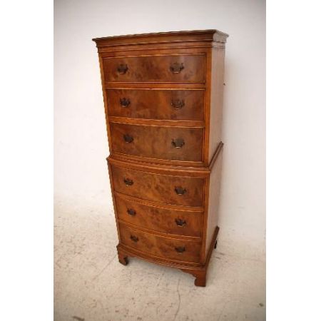 schönes chest on chest oder Tallboy mit gebogener Front est on Chest