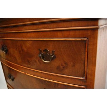 schönes chest on chest oder Tallboy mit gebogener Front est on Chest