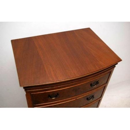 schönes chest on chest oder Tallboy mit gebogener Front est on Chest