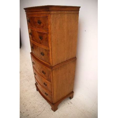 schönes chest on chest oder Tallboy mit gebogener Front est on Chest