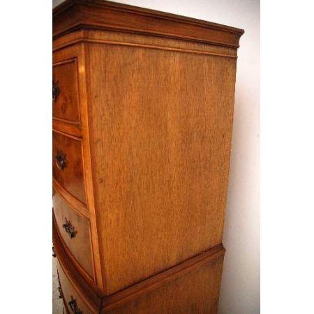 schönes chest on chest oder Tallboy mit gebogener Front est on Chest