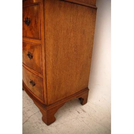 schönes chest on chest oder Tallboy mit gebogener Front est on Chest