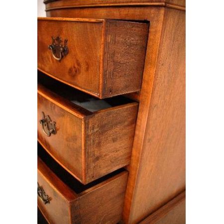 schönes chest on chest oder Tallboy mit gebogener Front est on Chest