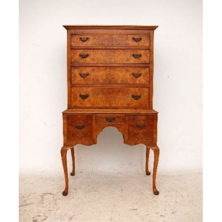 seltene Kommode in Nussbaum mit Queen-Anne Beinen  Tallboy on Legs