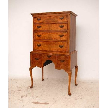 seltene Kommode in Nussbaum mit Queen-Anne Beinen  Tallboy on Legs