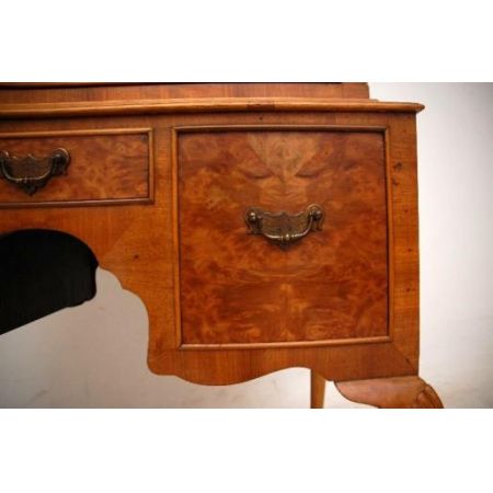 seltene Kommode in Nussbaum mit Queen-Anne Beinen  Tallboy on Legs