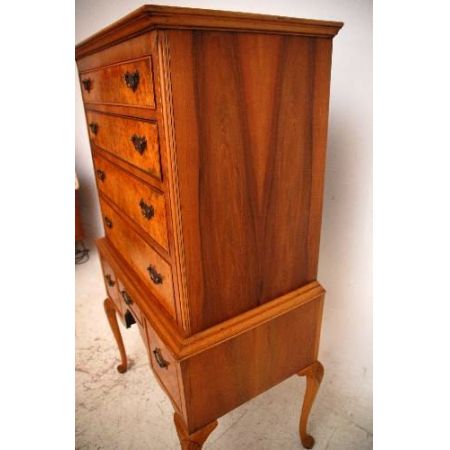 seltene Kommode in Nussbaum mit Queen-Anne Beinen  Tallboy on Legs