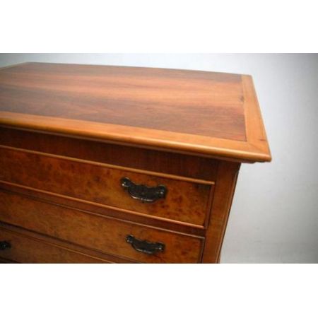 seltene Kommode in Nussbaum mit Queen-Anne Beinen  Tallboy on Legs