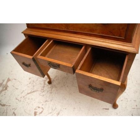 seltene Kommode in Nussbaum mit Queen-Anne Beinen  Tallboy on Legs