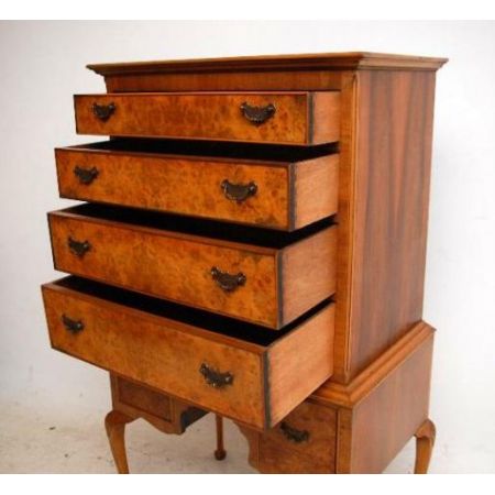 seltene Kommode in Nussbaum mit Queen-Anne Beinen  Tallboy on Legs